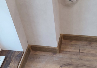 Установка плинтусов